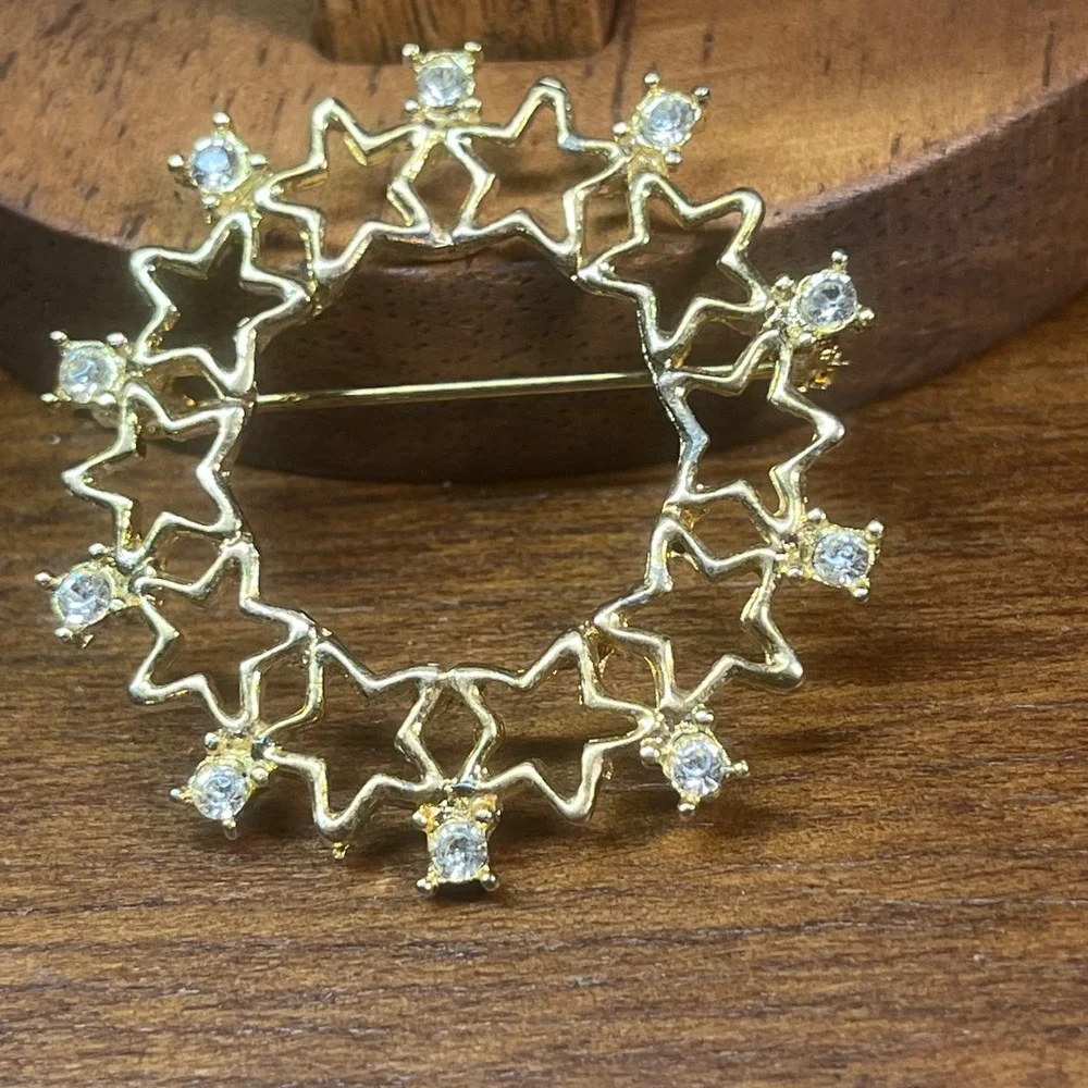 Vtg Gold Tone Star Wreath Rhinestone Circle Brooch Celestial Pin 1.5